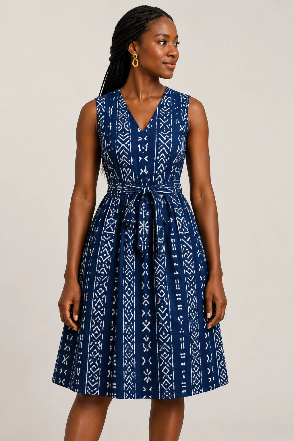 Robe indigo à motifs géométriques portée par une femme